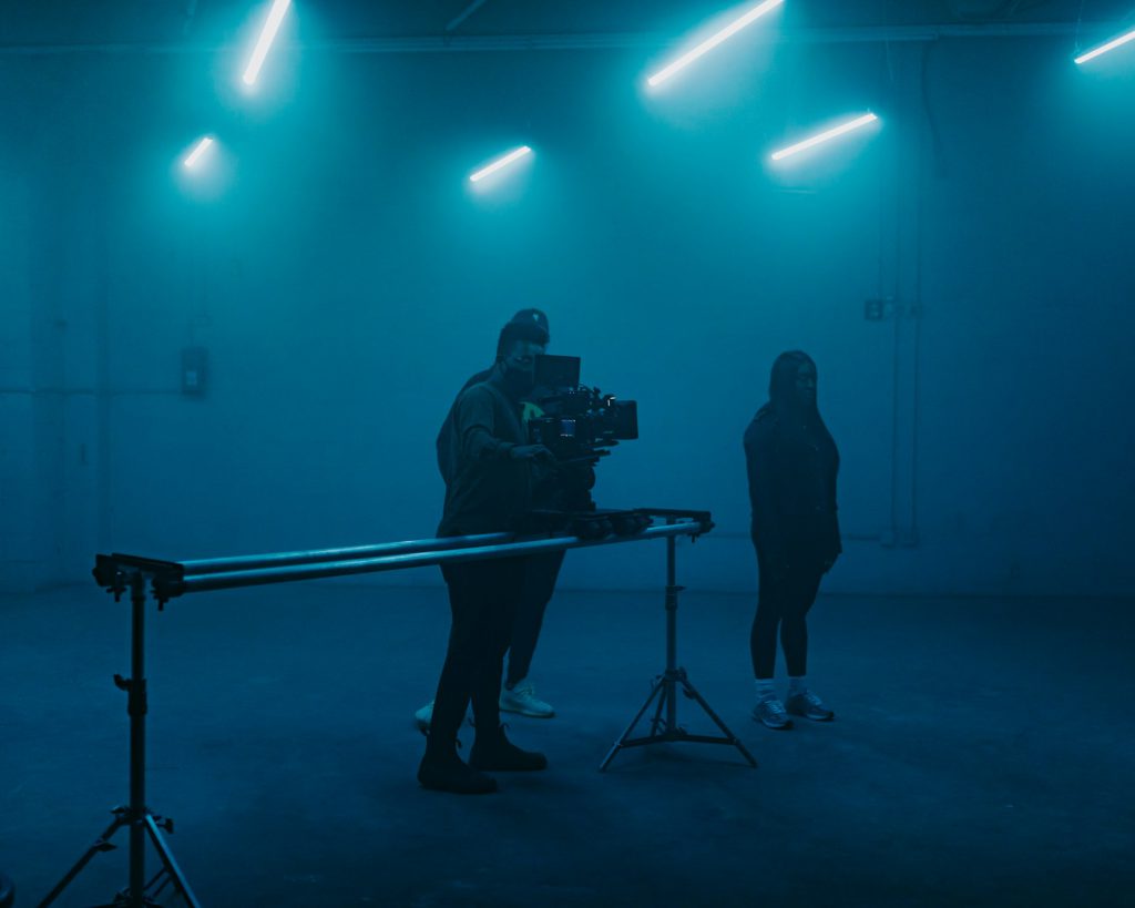 Rodaje de un cortometraje en un plató iluminado en azul.